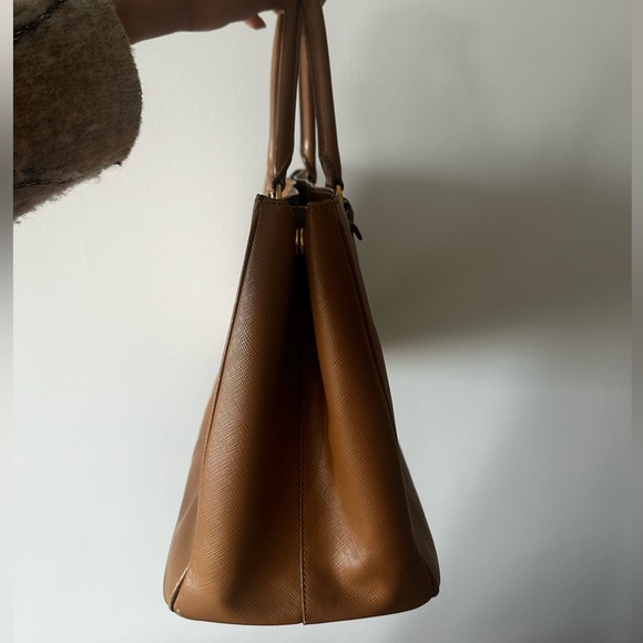 Prada
Saffiano Lux Leather Gardener's Tote - brown/tan - Picture 3 of 8